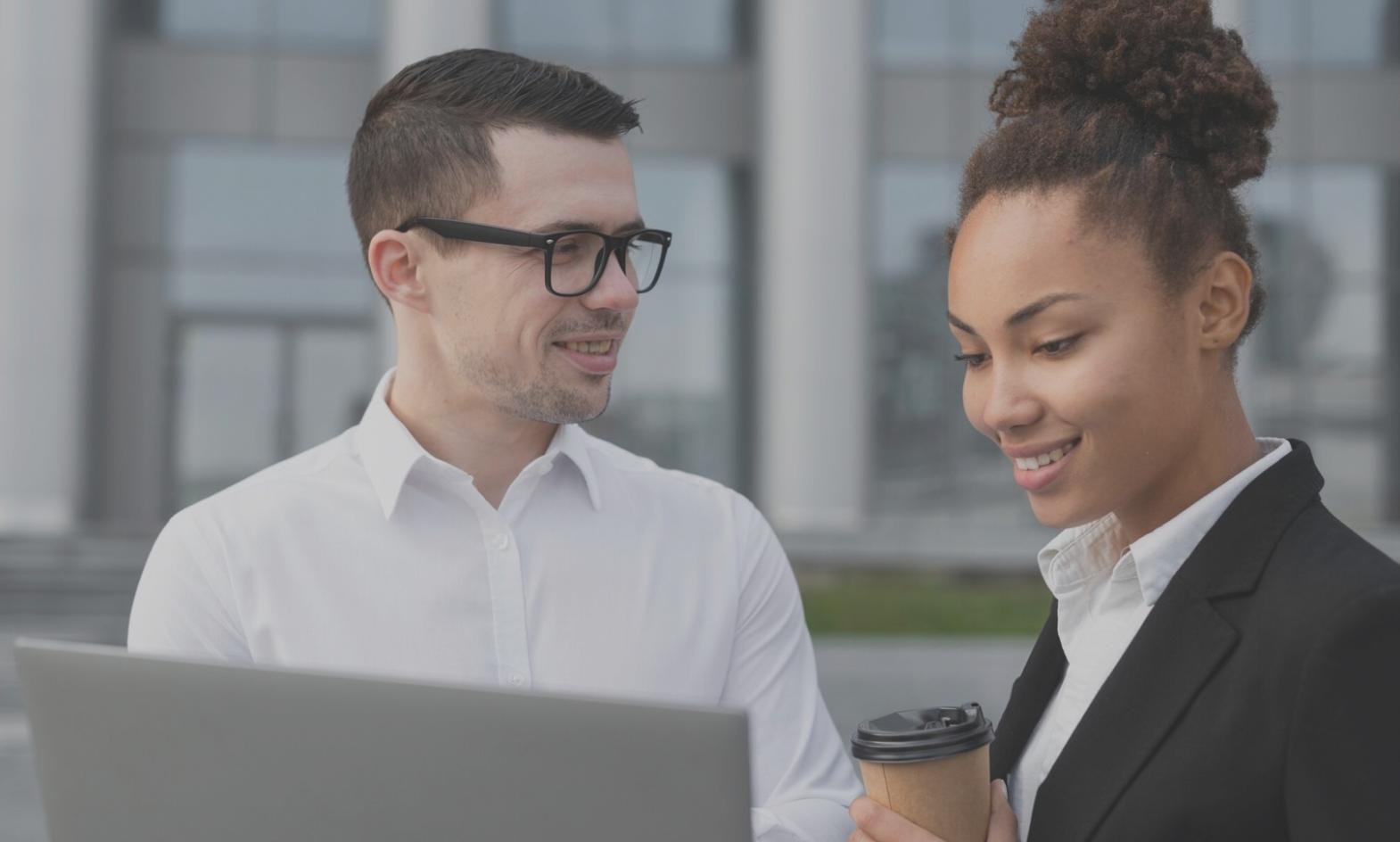 Profesionales analizando estrategias de marketing en una reunión de trabajo colaborativo